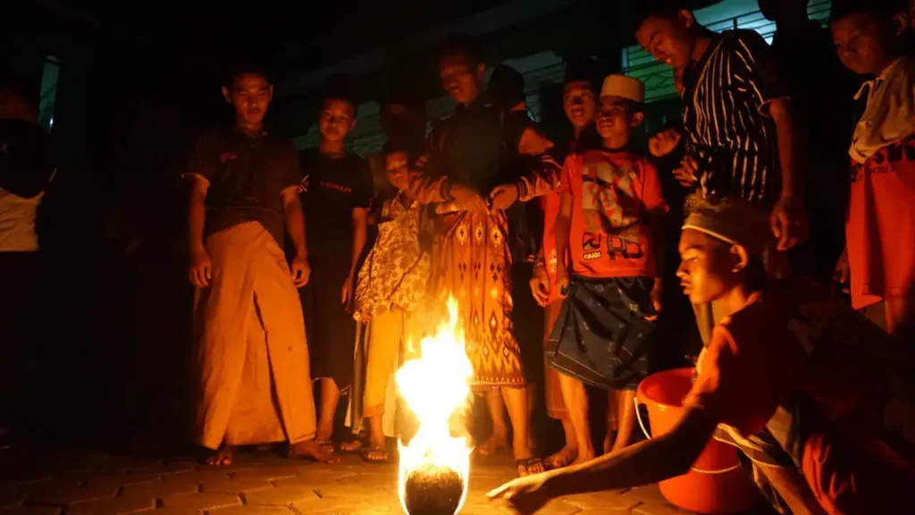 Bola Api Maumere: Atraksi Lokal yang Sarat Makna Kebersamaan