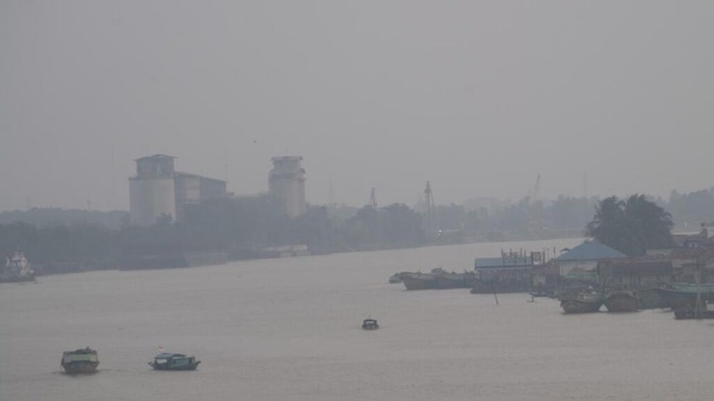 Palembang Diselimuti Kabut Asap Karhutla! Langit Sumsel Mendadak Memutih