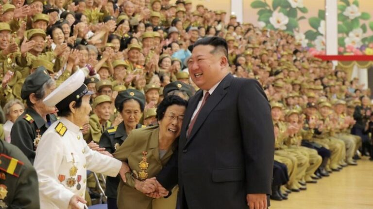 Kim Jong Un Muncul di Momen Bersejarah, Sapa Veteran pada Peringatan Gencatan Senjata