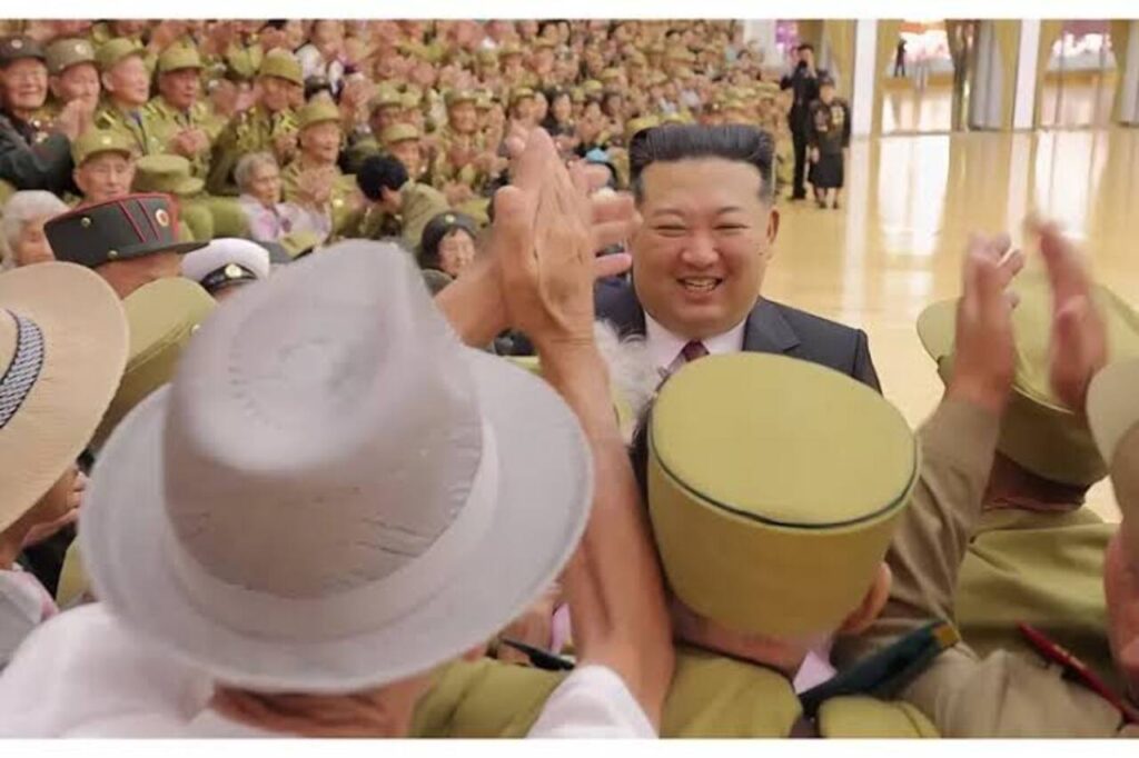 Kim Jong Un Muncul di Momen Bersejarah, Sapa Veteran pada Peringatan Gencatan Senjata