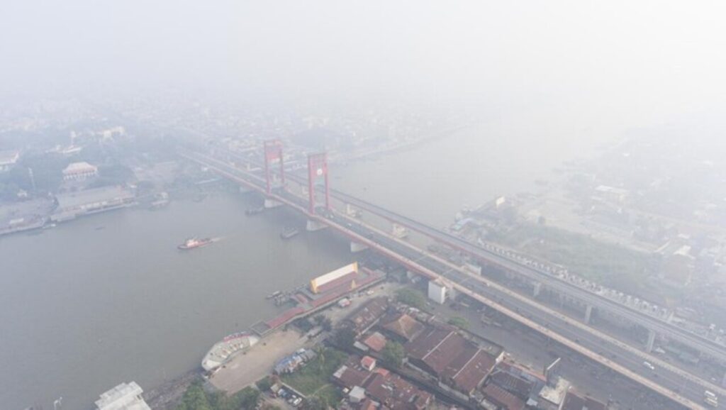 Palembang Diselimuti Kabut Asap Karhutla! Langit Sumsel Mendadak Memutih