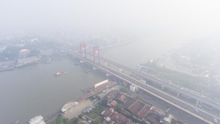 Palembang Diselimuti Kabut Asap Karhutla! Langit Sumsel Mendadak Memutih