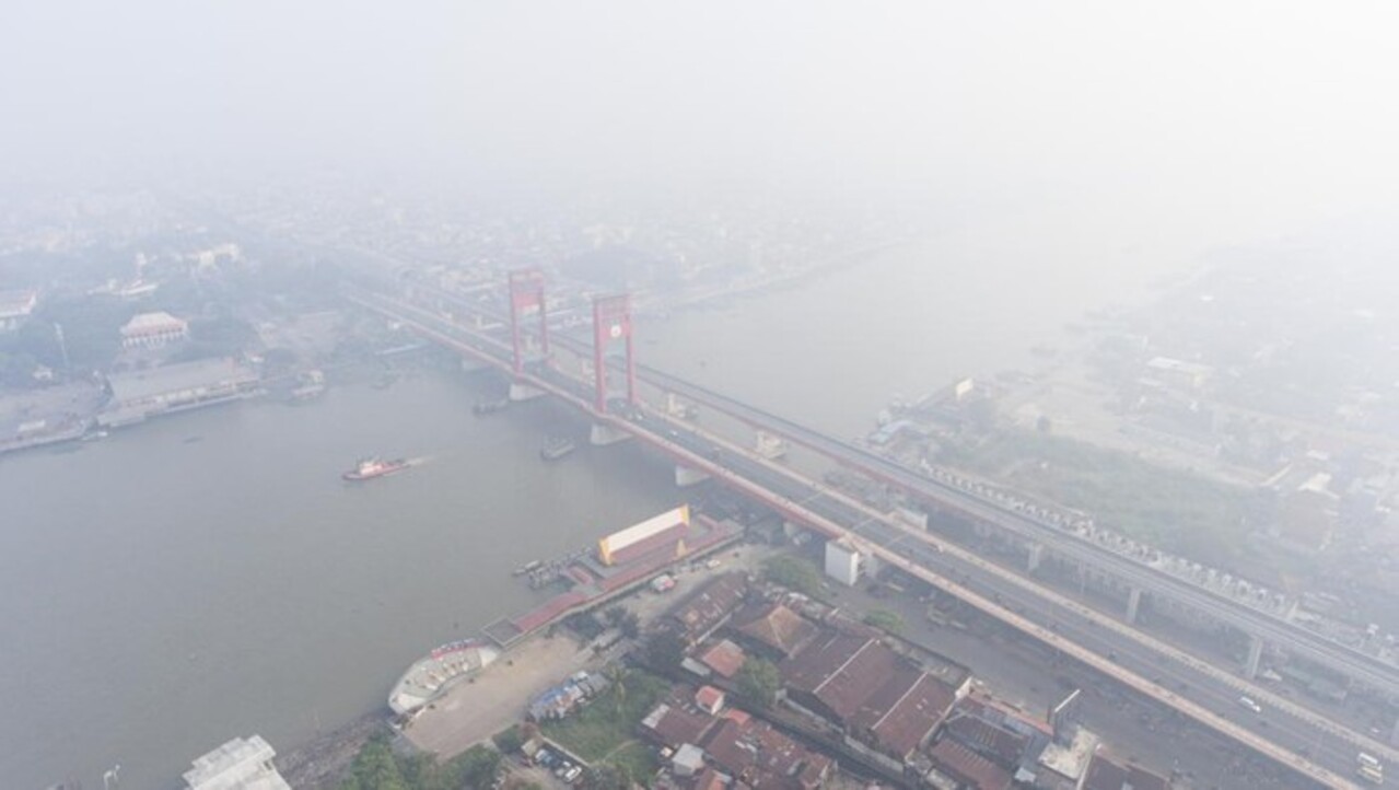 Palembang Diselimuti Kabut Asap Karhutla! Langit Sumsel Mendadak Memutih
