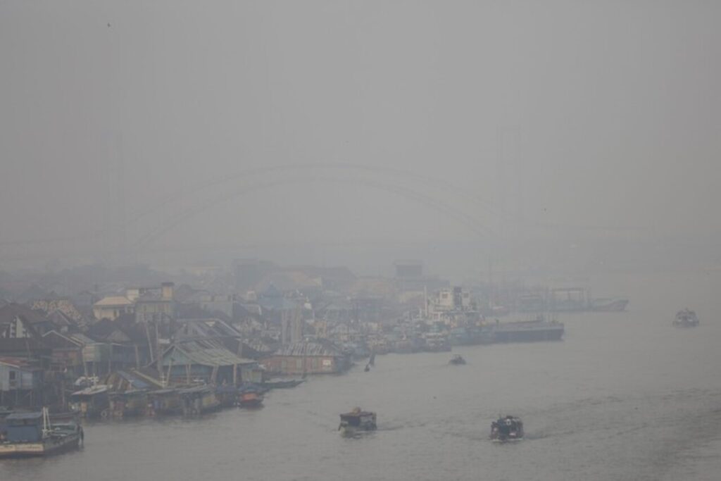 Palembang Diselimuti Kabut Asap Karhutla! Langit Sumsel Mendadak Memutih